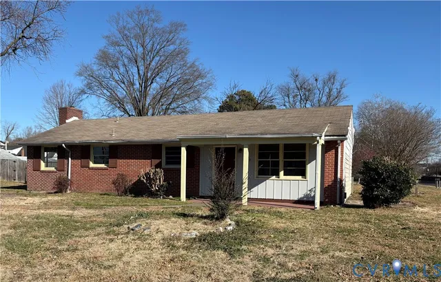 a view of a house with a backyard