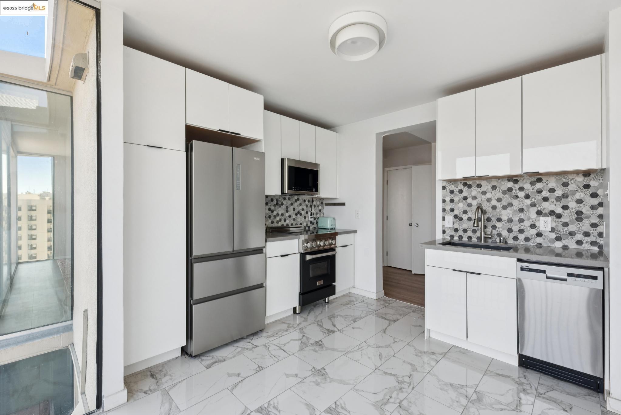 1555 Lakeside Drive, Unit 190 Oakland, CA 94612 - Photo 23 of 45 a kitchen with granite countertop a refrigerator and a stove top oven
