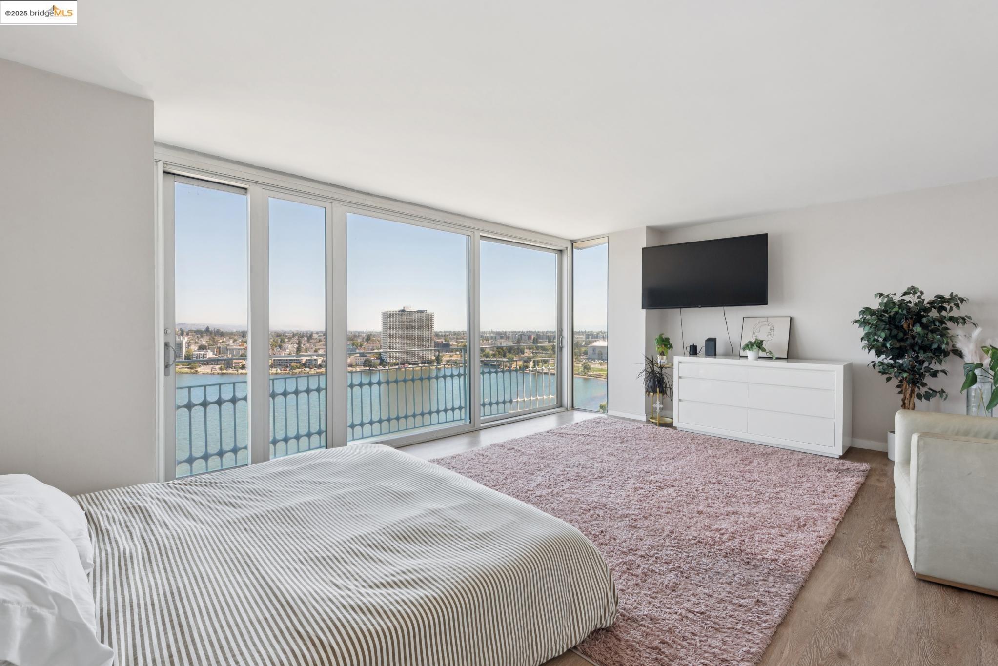 1555 Lakeside Drive, Unit 190 Oakland, CA 94612 - Photo 24 of 45 a bedroom with a bed and large window