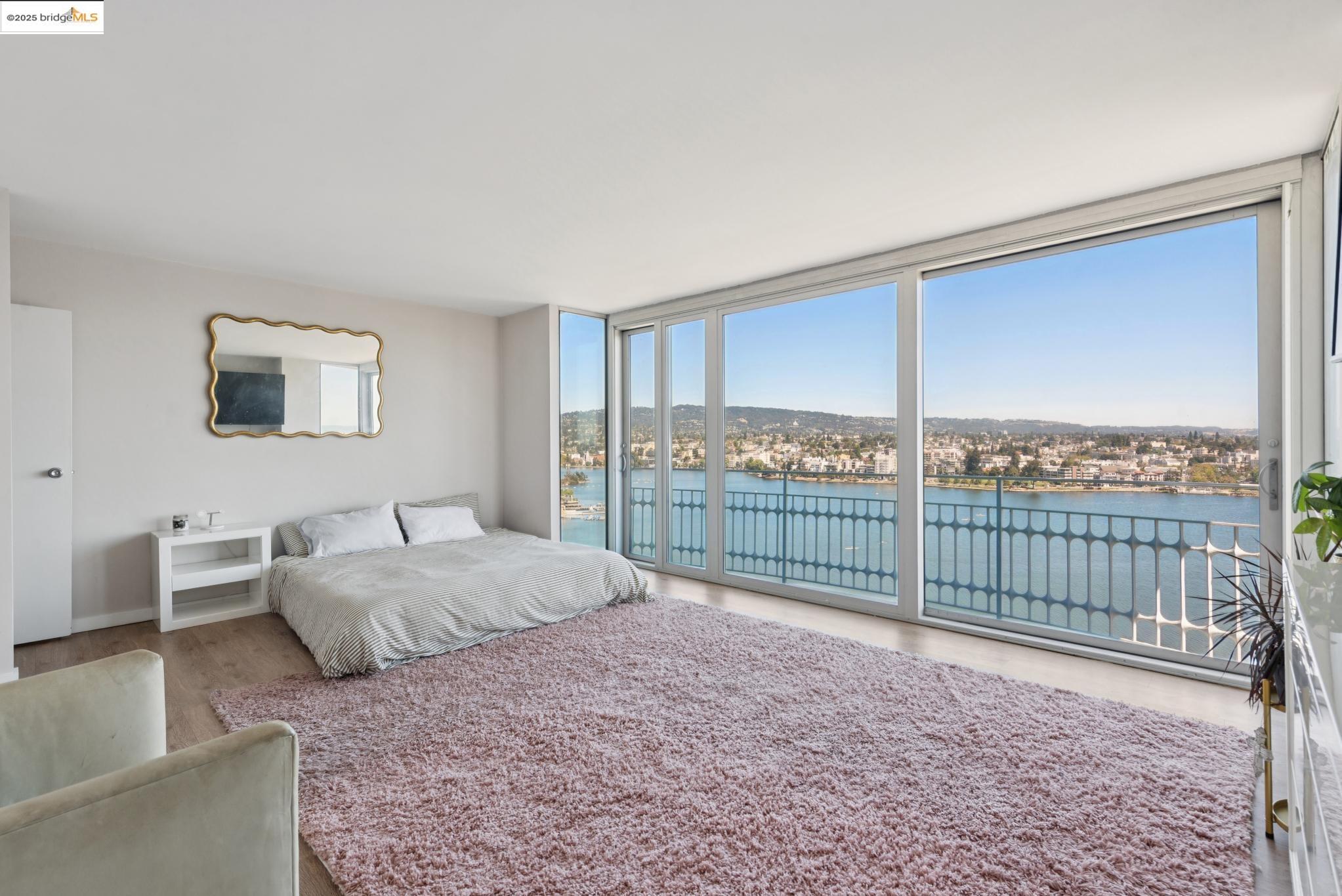 1555 Lakeside Drive, Unit 190 Oakland, CA 94612 - Photo 26 of 45 a living room with furniture