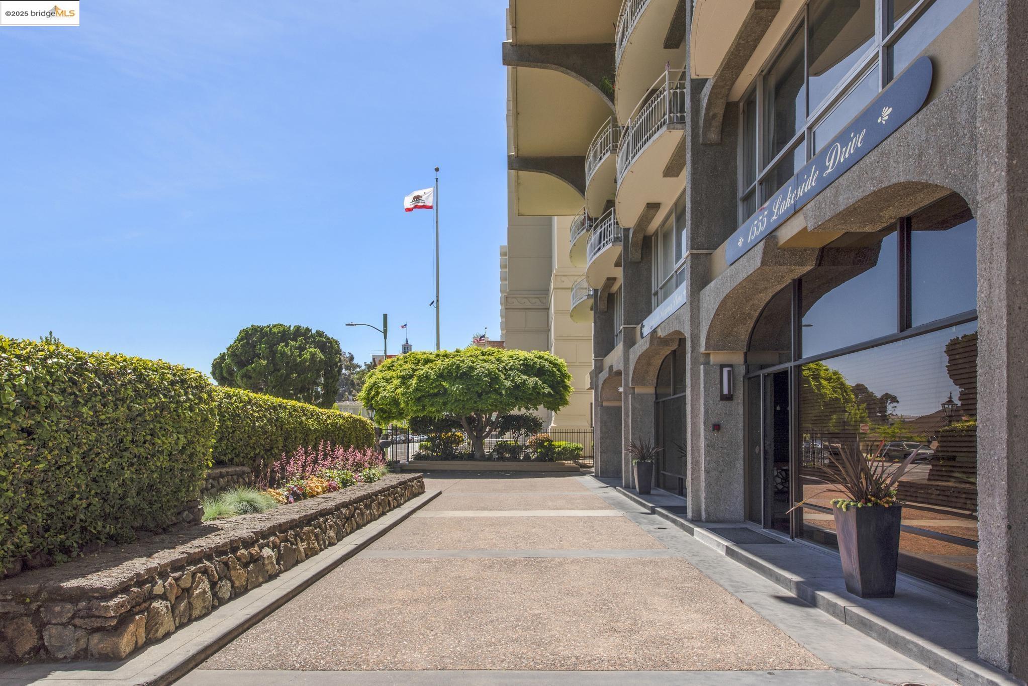 1555 Lakeside Drive, Unit 190 Oakland, CA 94612 - Photo 43 of 45 a view of a pathway both side of building