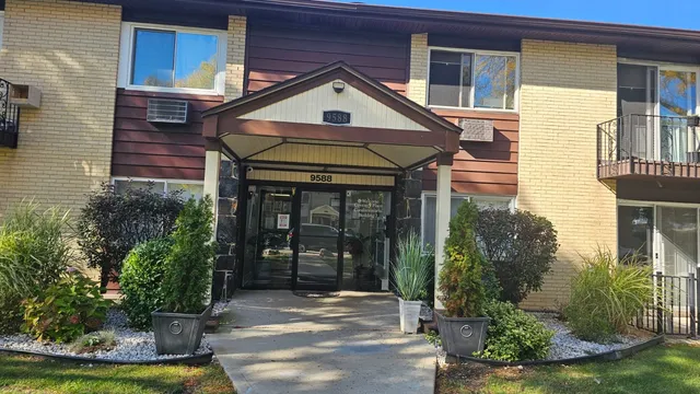 $215,000 | 9588 Terrace Place, Unit 1C, Des Plaines, IL 60016