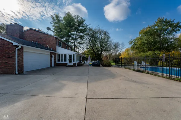 $815,000 | 4410 North Riverside Drive, Columbus, IN 47203