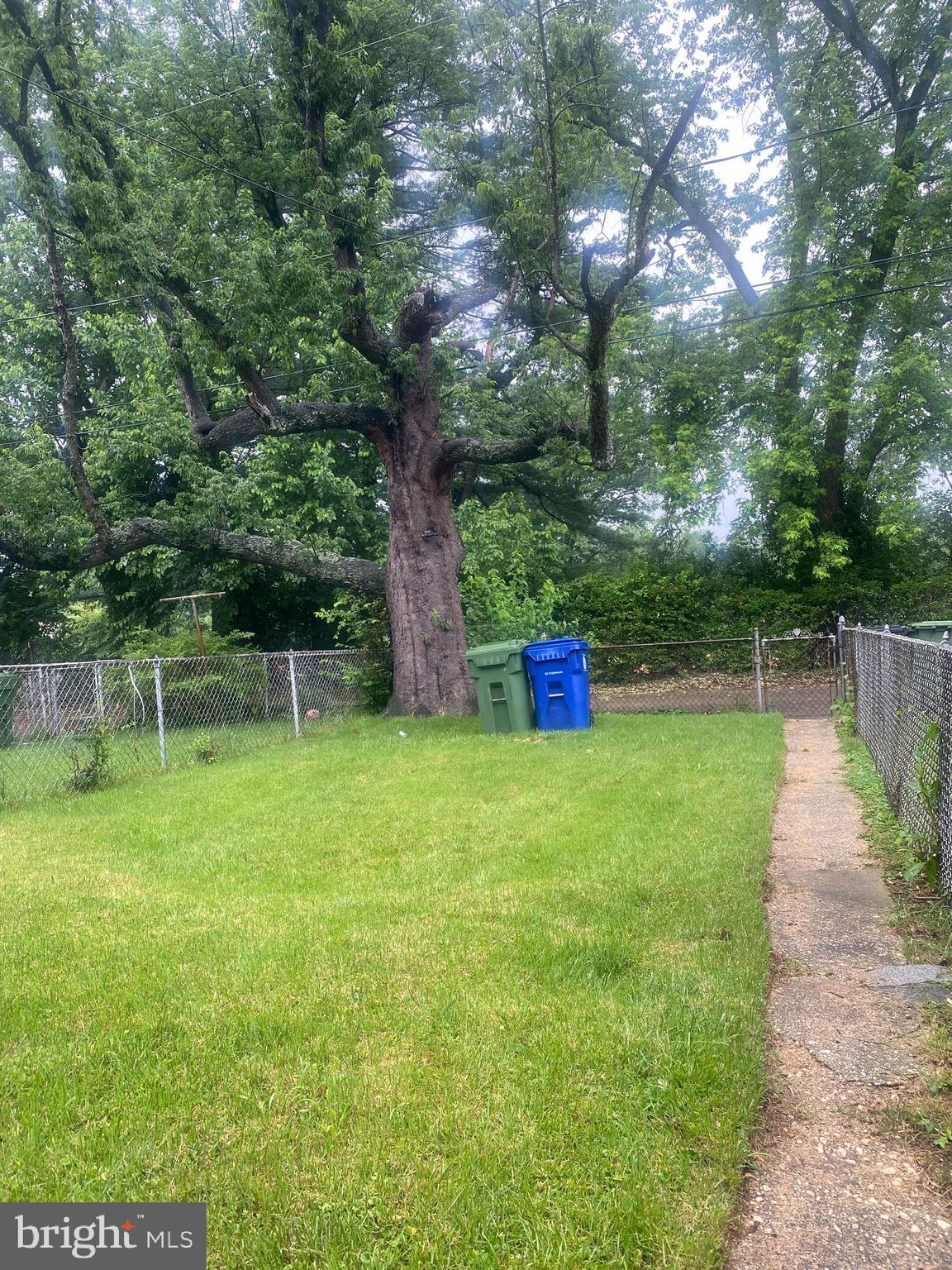 5757 Edgepark Road Baltimore, MD 21239 - Photo 44 of 44 a backyard of a house with lots of green space
