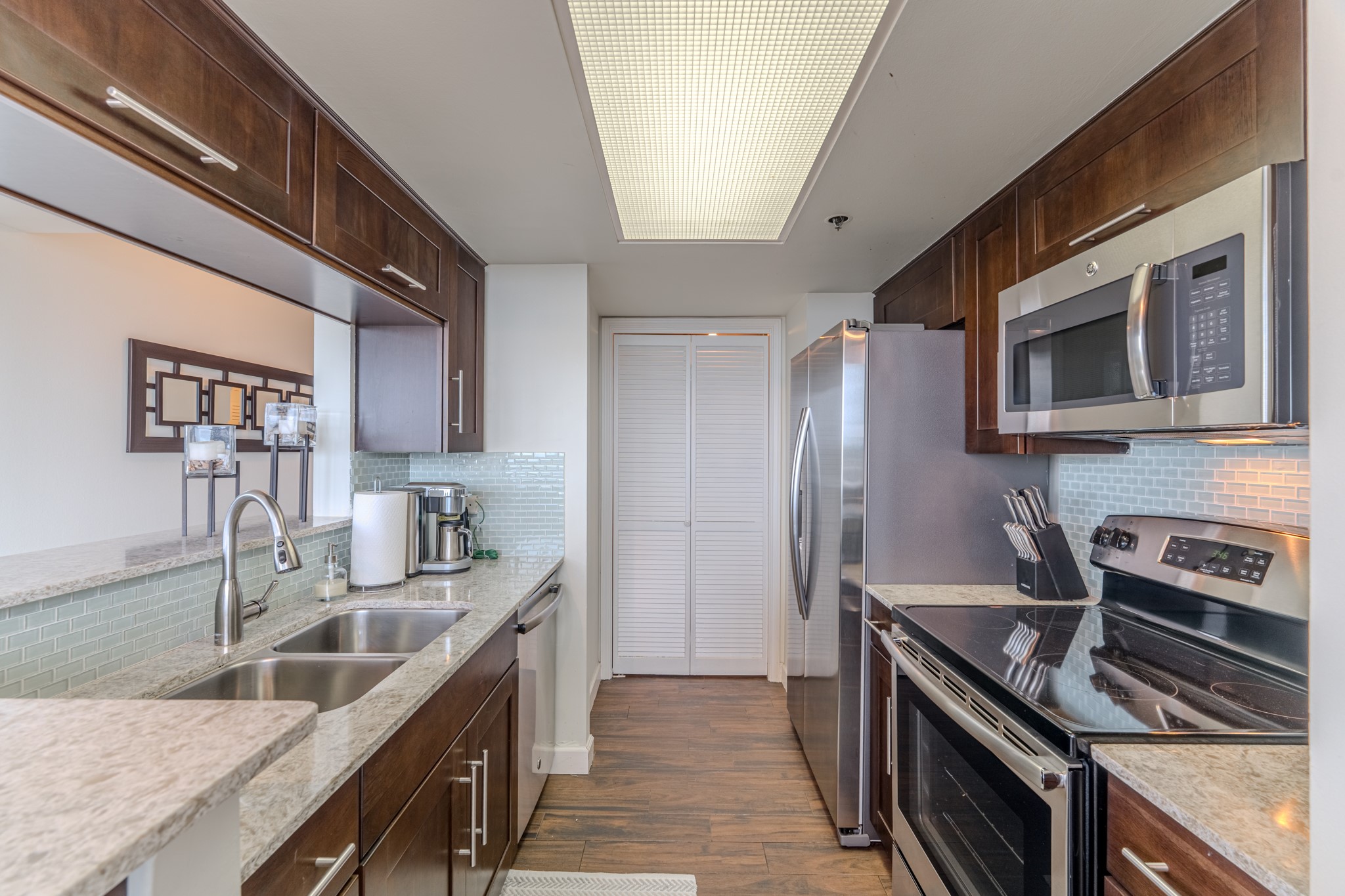 3525 Sage Road, Unit 1016 Houston, TX 77056 - Photo 29 of 42 a kitchen with granite countertop stainless steel appliances and sink