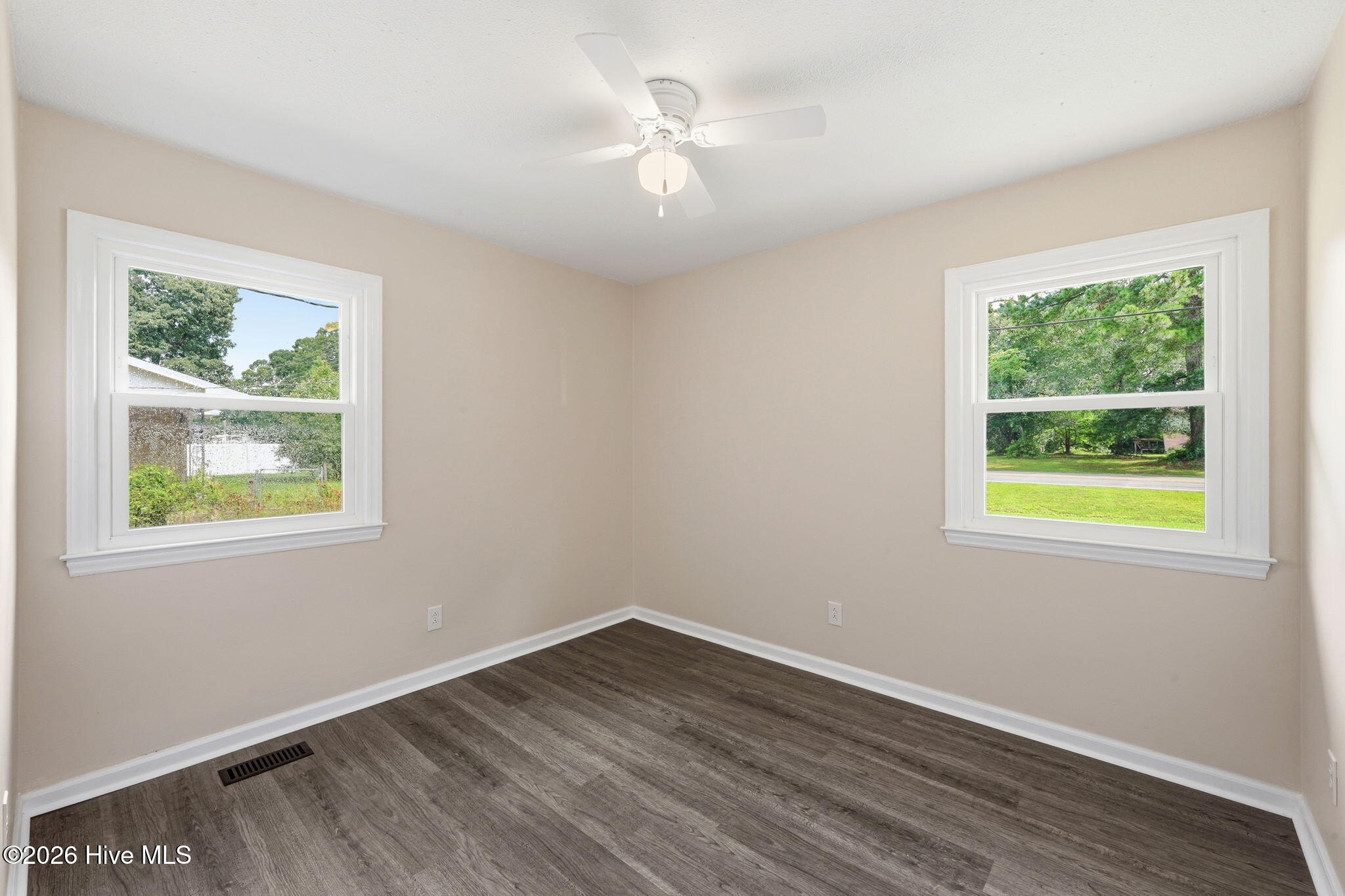 1040 Broad Creek Road New Bern, NC 28560 - Photo 19 of 47 Guest Bedroom 1