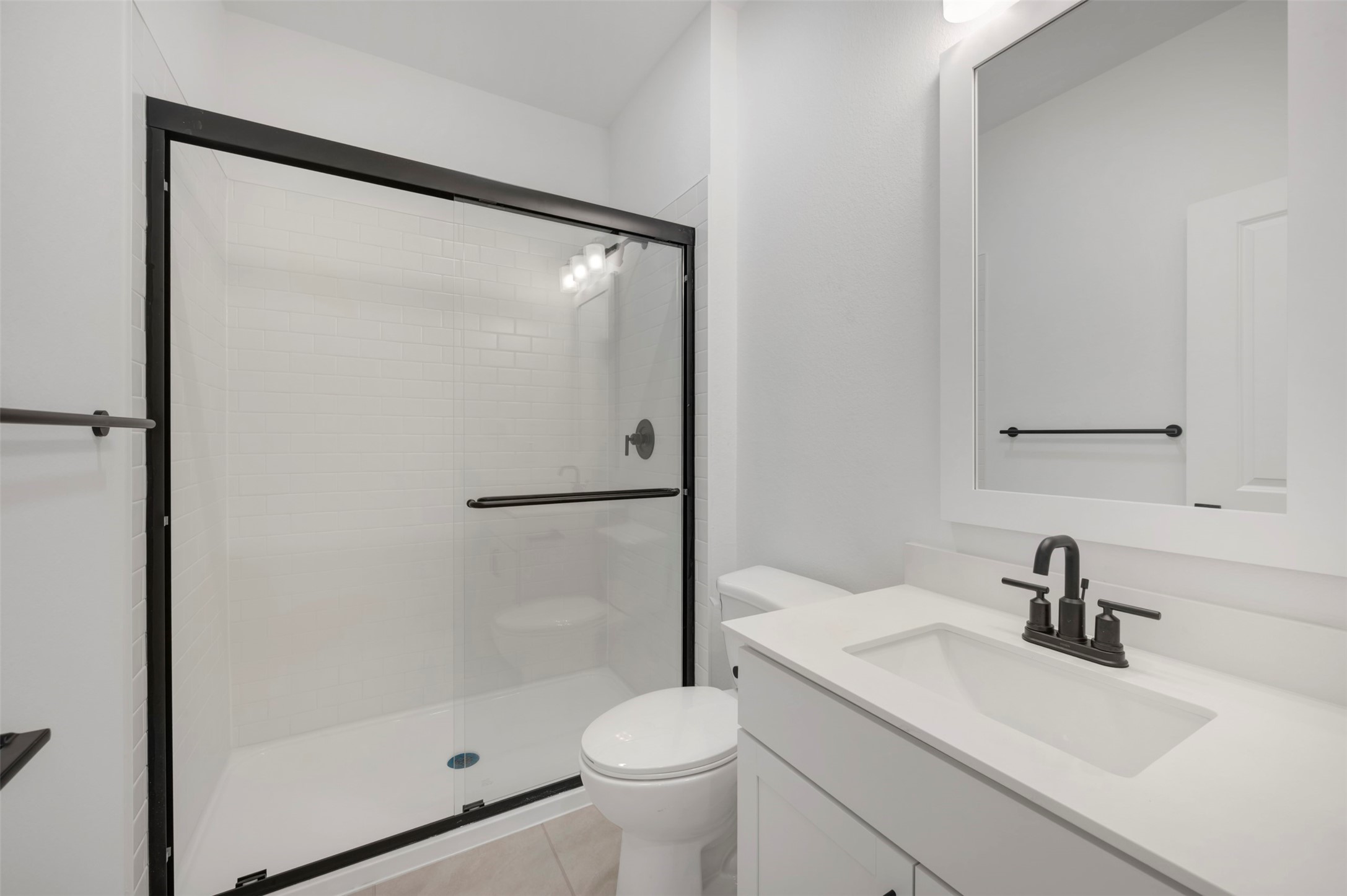 7918 Jasper Mdws Way Angleton, TX 77515 - Photo 4 of 31 Extra Suite bath