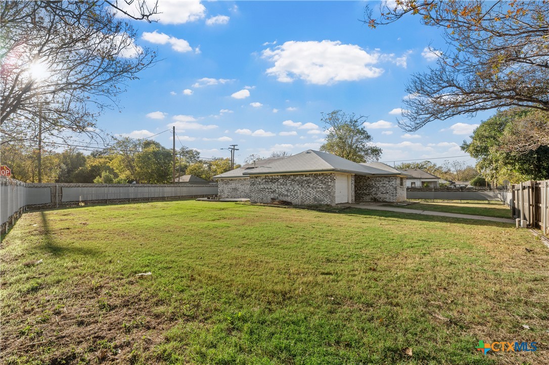 1101 East Walnut Street Waco, TX 76704 - Photo 3 of 17 a view of an ocean view