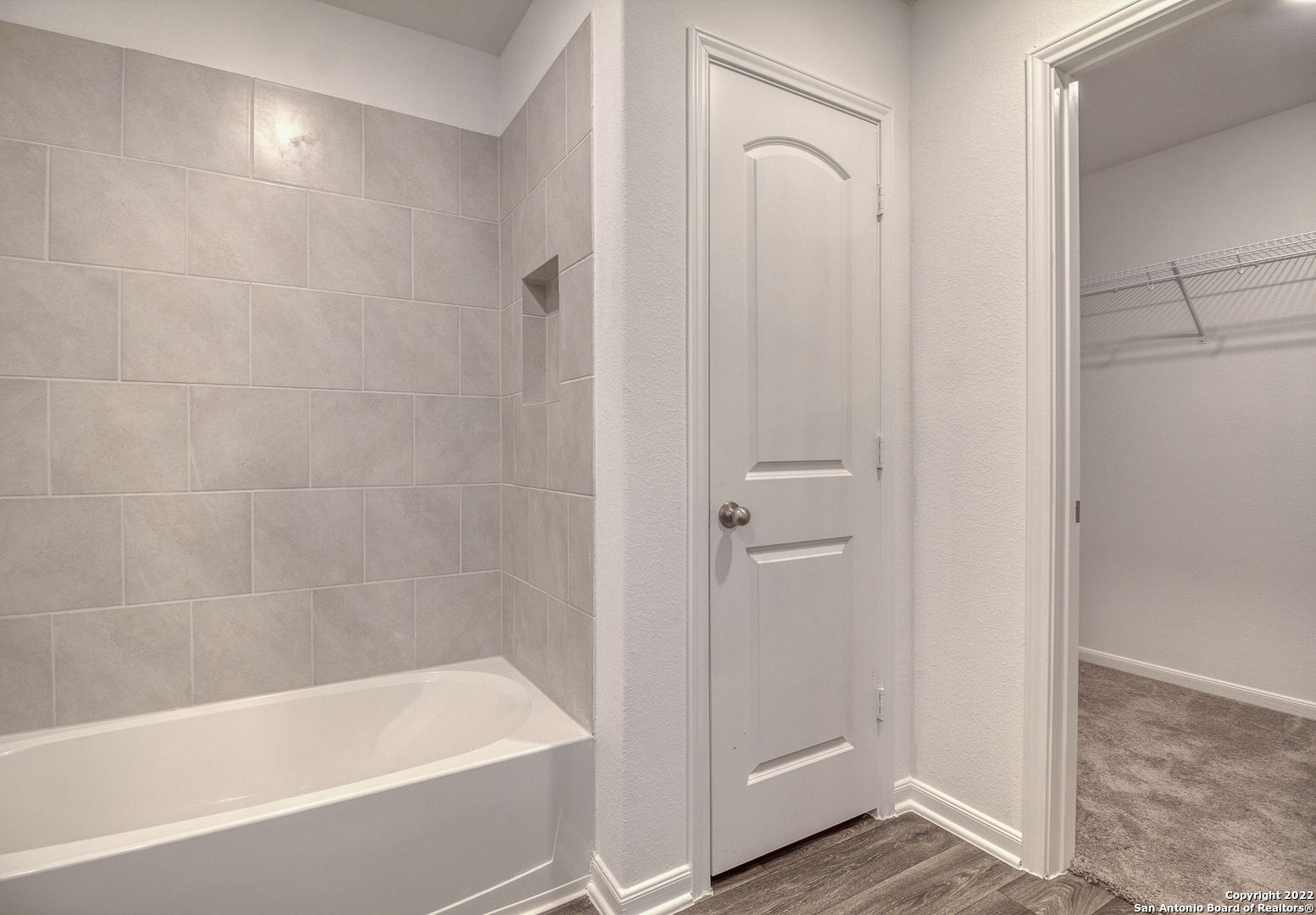 3055 Jackson Summit Converse, TX 78109 - Photo 30 of 31 a bathroom with a bathtub