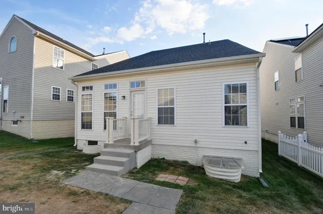 a view of a house with backyard