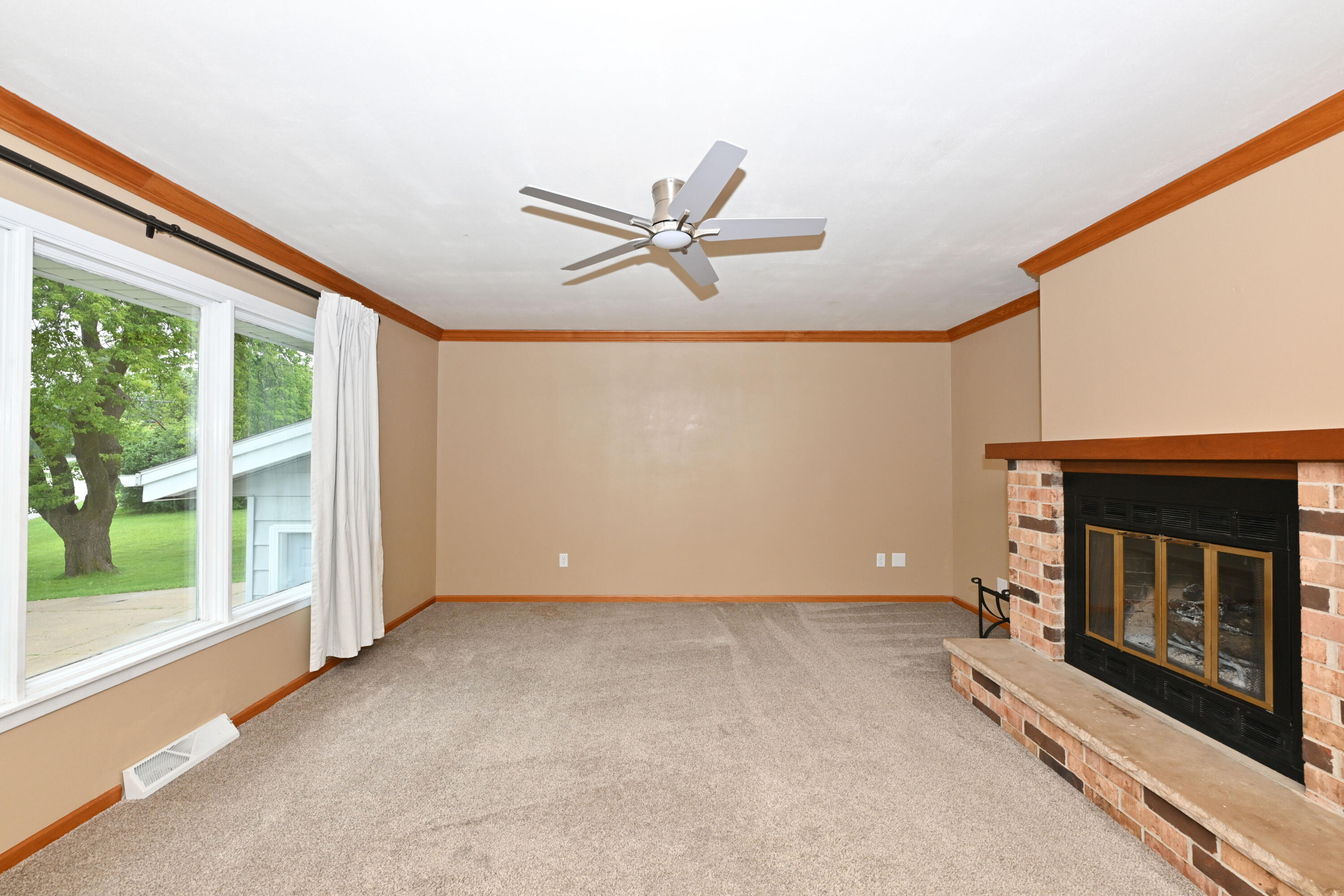 12237 West Larkspur Road Franklin, WI 53132 - Photo 5 of 42 Living Room