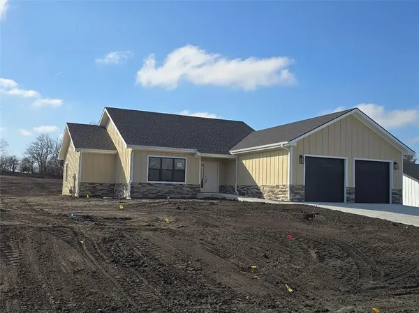 $375,000 | 1003 George Street, Effingham, KS 66023