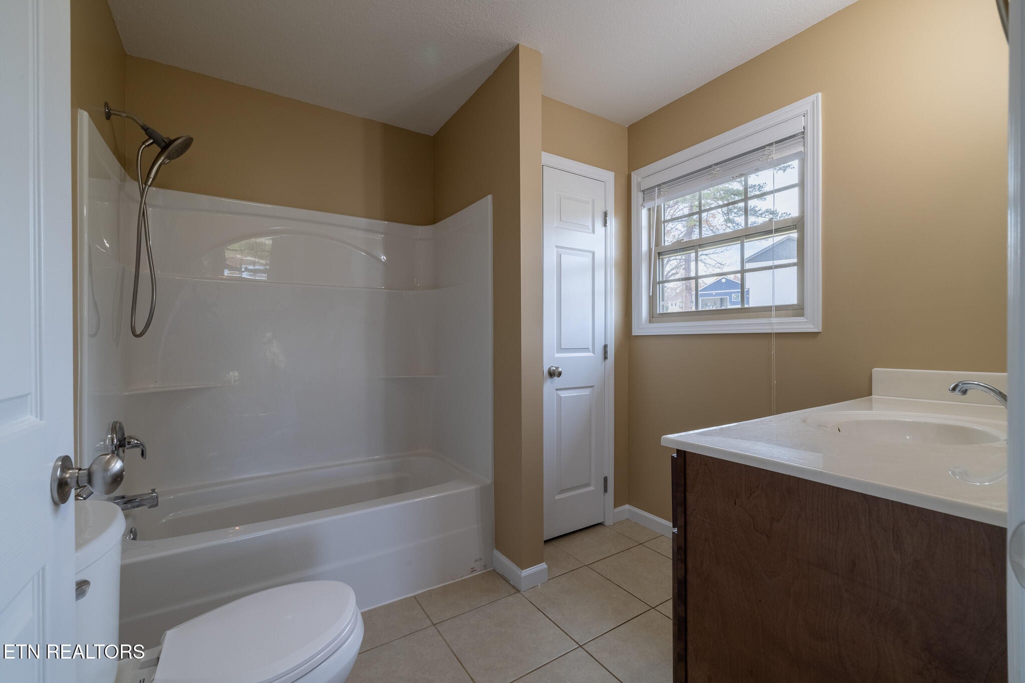 140 Washita Rutledge, TN 37861 - Photo 25 of 38 a bathroom with a sink a toilet and bathtub