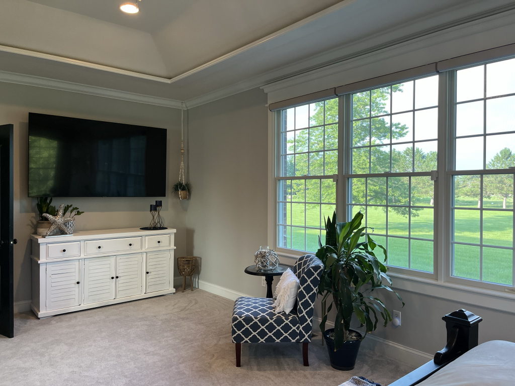 12747 Harrold Point Road Wapella, IL 61777 - Photo 19 of 48 a room with a bed and a couch