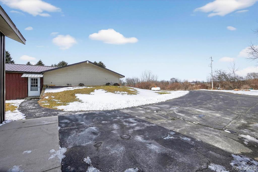 14463 Seymour Road Linden, MI 48451 - Photo 4 of 65 Gallery Image 4