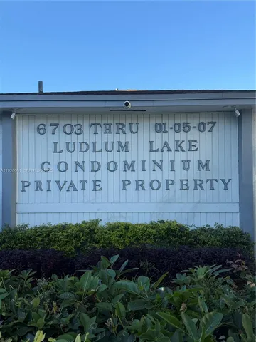 a view of a back yard