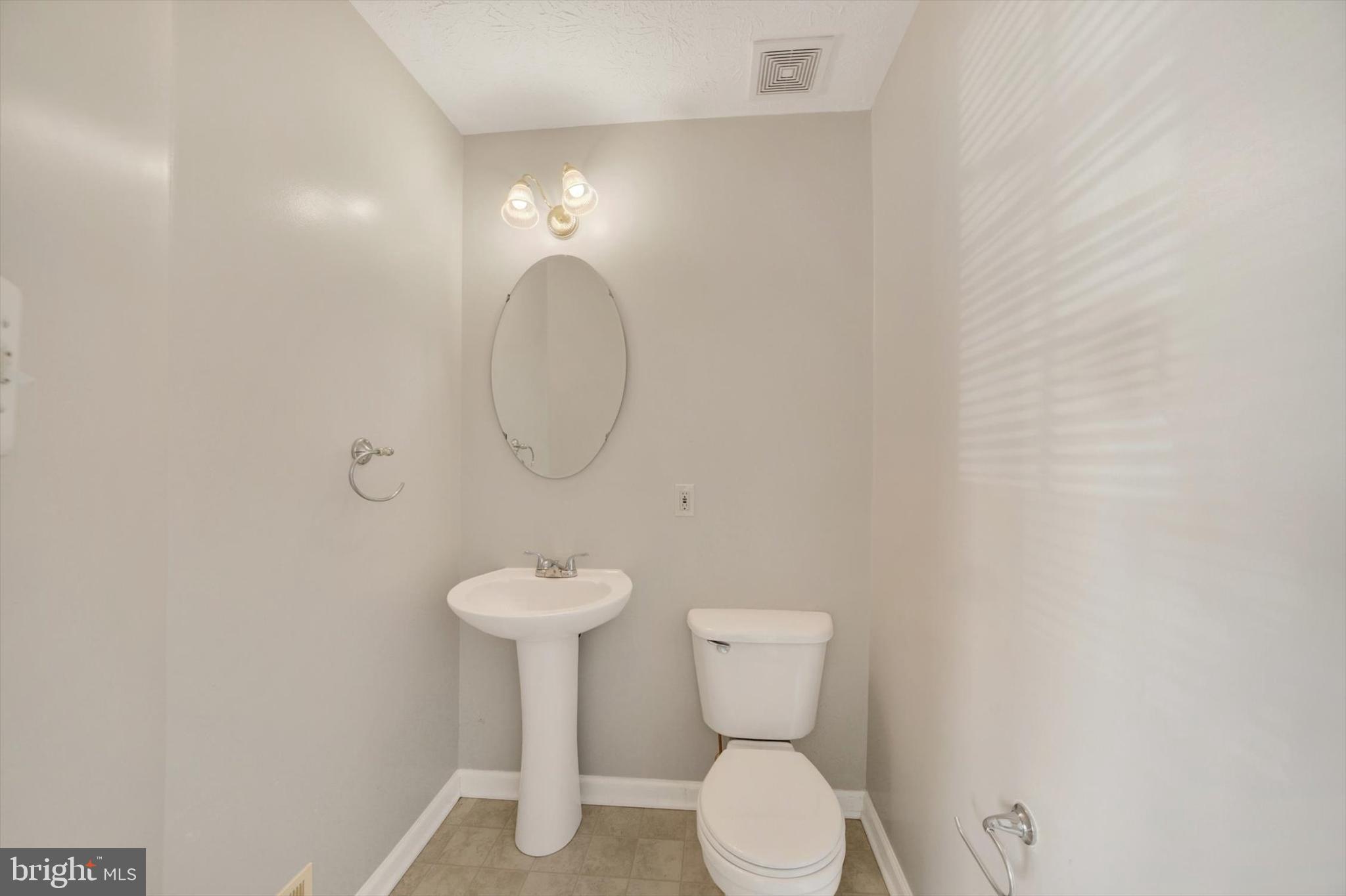 5032 Finsbury Road Rosedale, MD 21237 - Photo 4 of 36