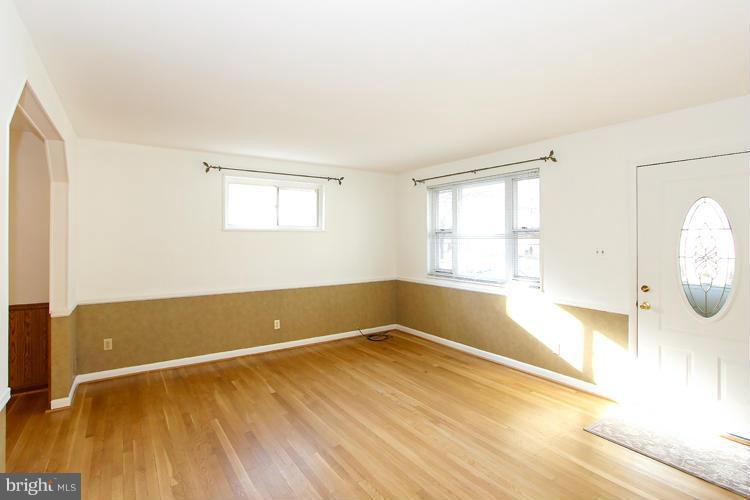 11219 Troy Road Rockville, MD 20852 - Photo 3 of 30 Living Room