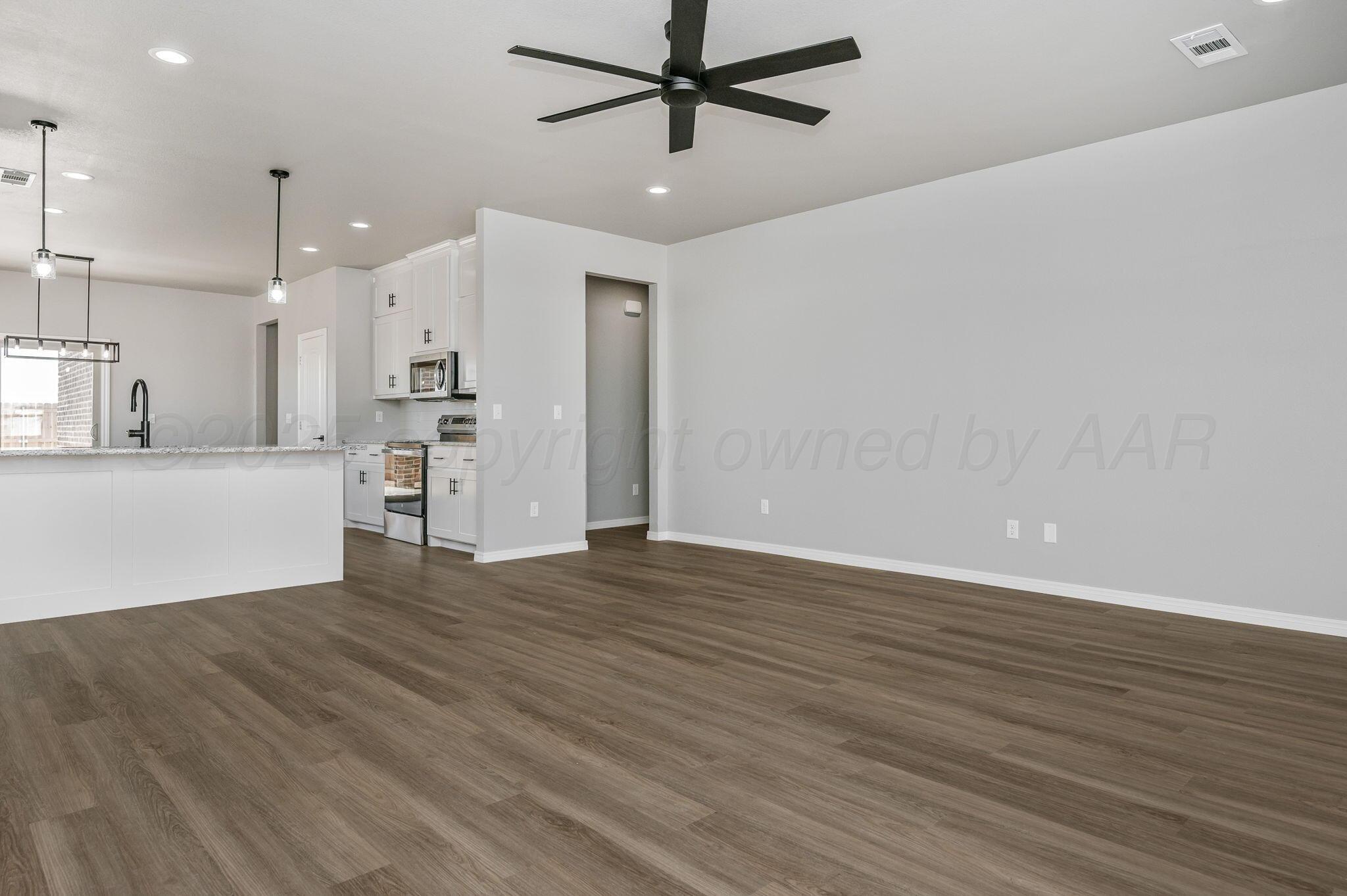 4207 Beacon Road Amarillo, TX 79118 - Photo 5 of 20 Living Room-3