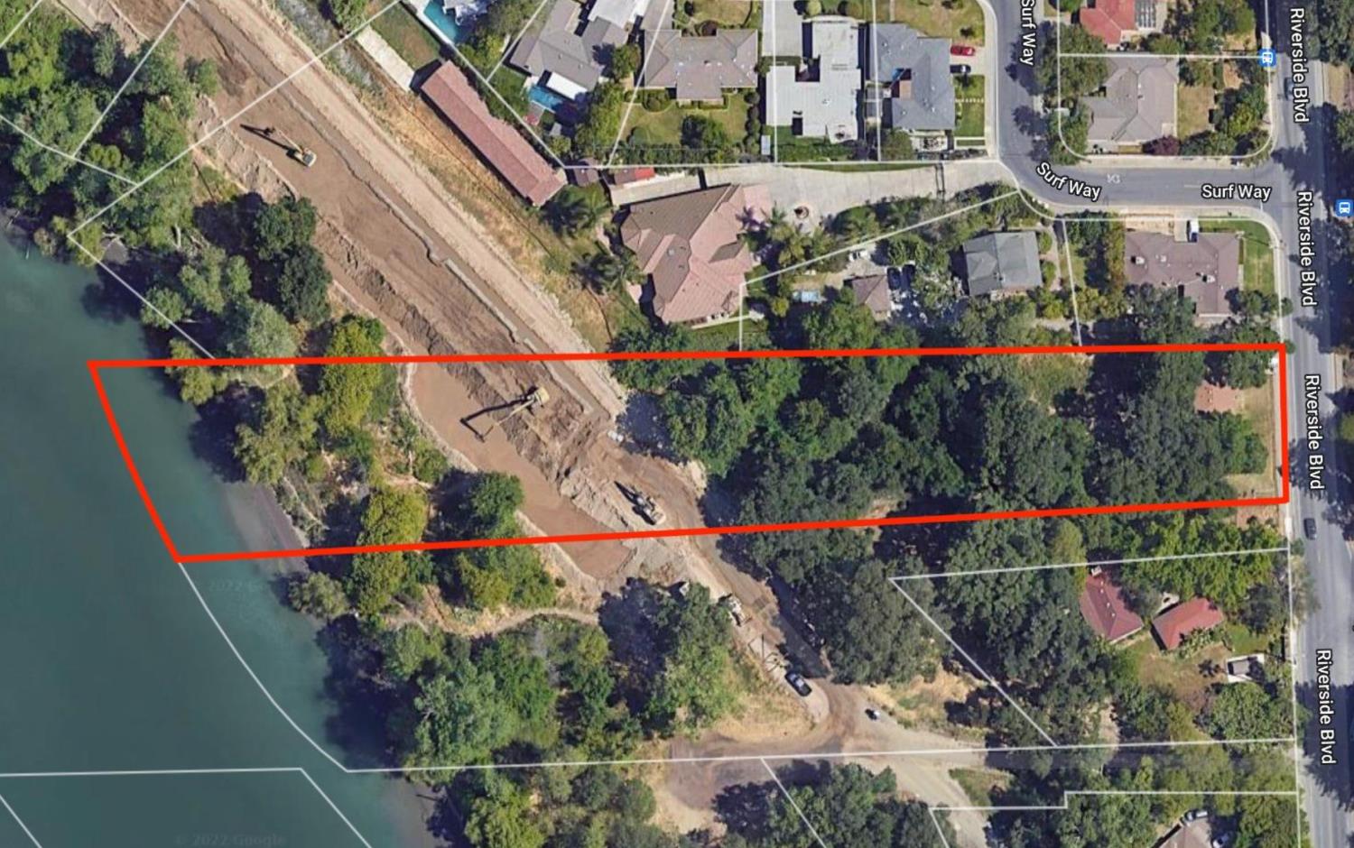 an outdoor space with lots of green space and building view