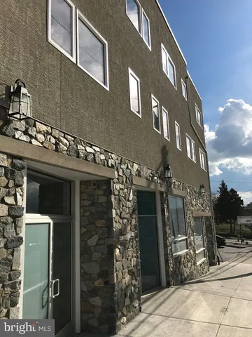 a view of entryway with a yard