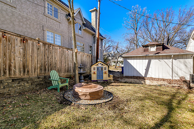 552 North York Road Hinsdale, IL 60521 - Photo 40 of 41 a backyard of a house with table and chairs
