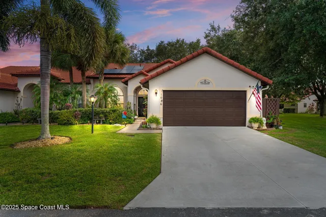 a view of a house with backyard and garden