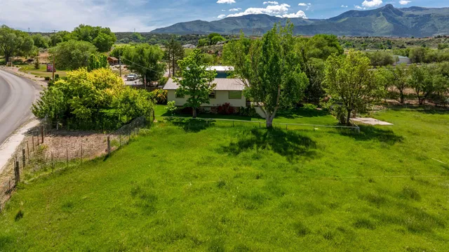 a view of a back yard