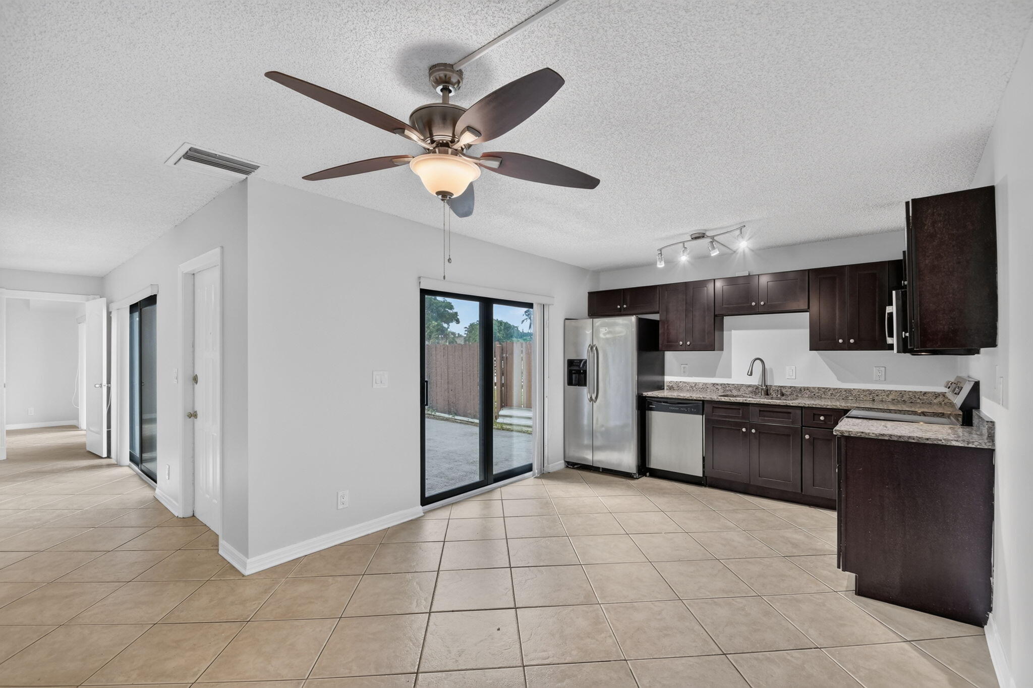744 Springdale Circle Palm Springs, FL 33461 - Photo 15 of 40 18-web-or-mls-DSC_4051