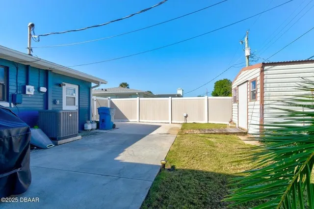 a view of a backyard