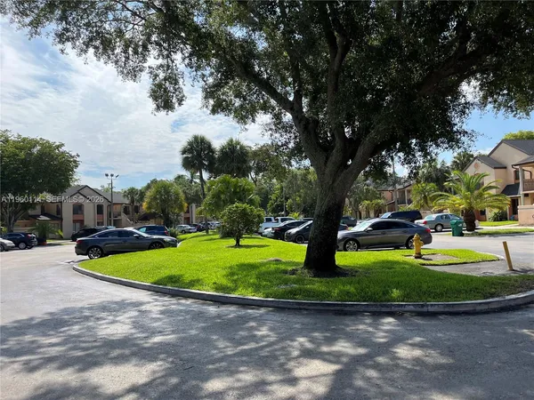 $2,000 | 8211 Northwest 191st Street, Unit 3E, Hialeah, FL 33015