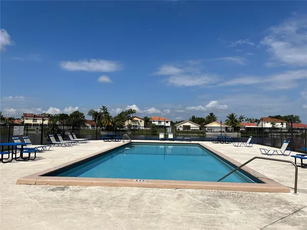 $2,000 | 8211 Northwest 191st Street, Unit 3E, Hialeah, FL 33015