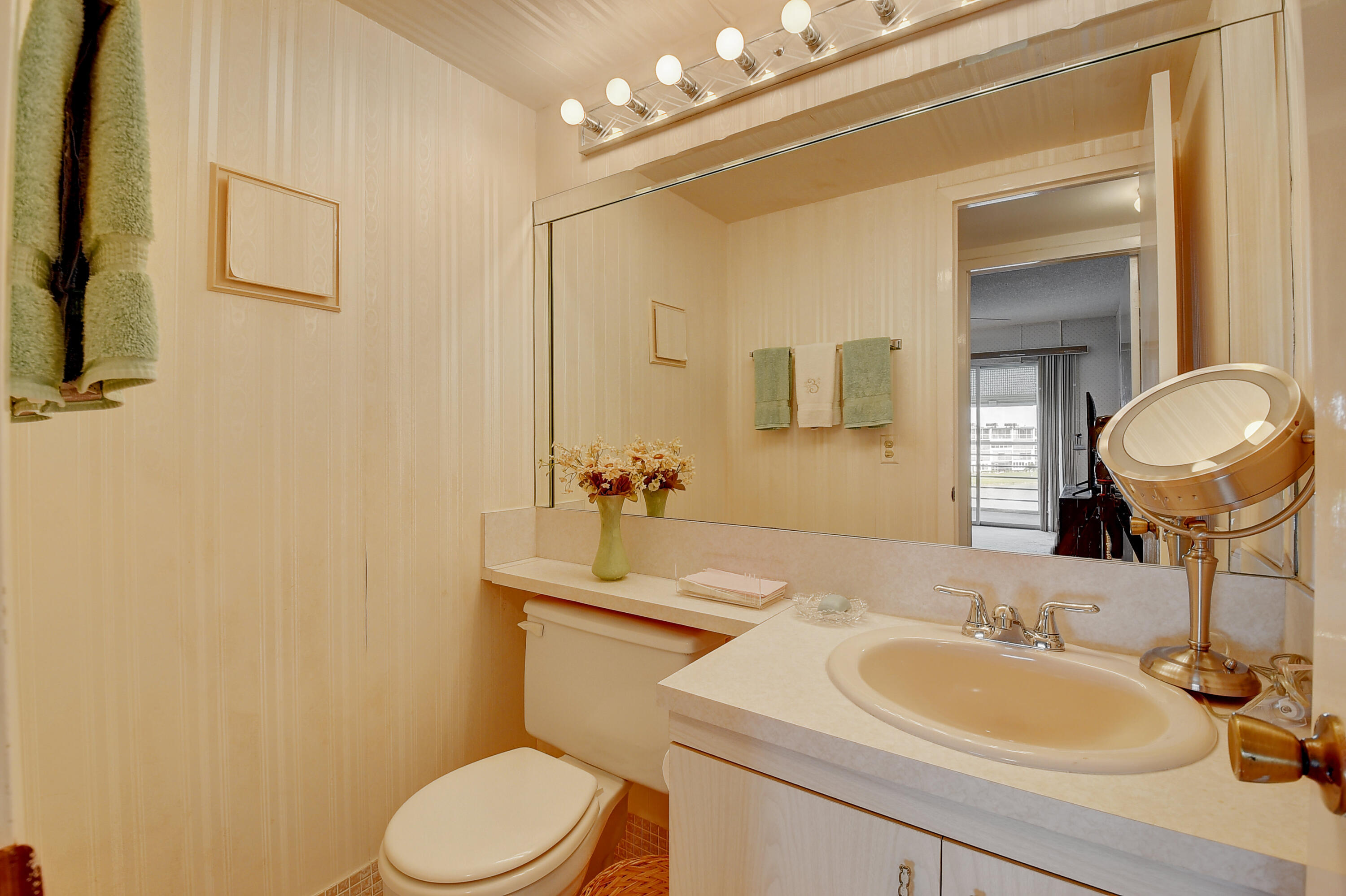 4076 Guildford East Boca Raton, FL 33434 - Photo 17 of 52 GUEST BATHROOM
