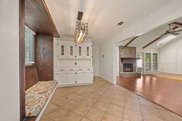 a view of livingroom with furniture