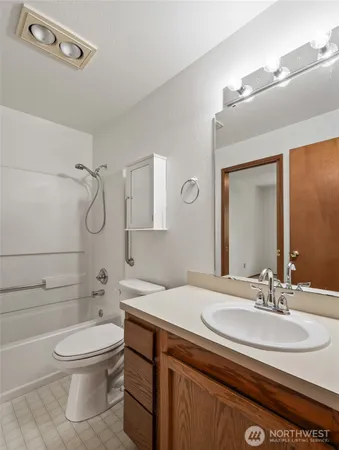 a view of empty room with front door