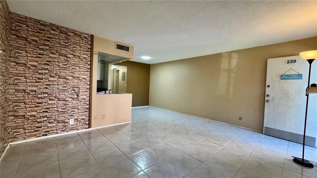 $1,200 | 2901 Northwest 47th Terrace, Unit 239B, Lauderdale Lakes, FL 33313