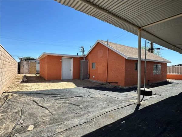 a view of a house with a backyard
