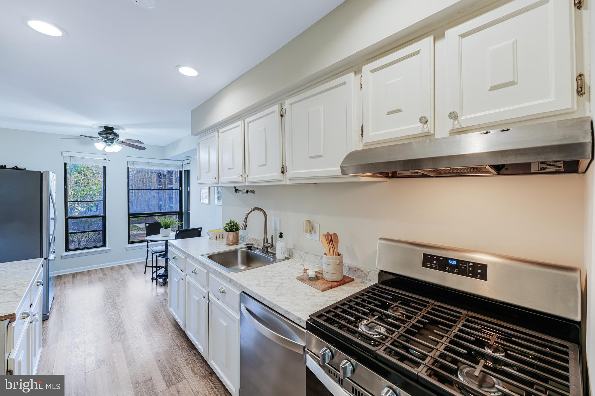 11252 Chestnut Grove Square Reston, VA 20190 - Photo 15 of 31