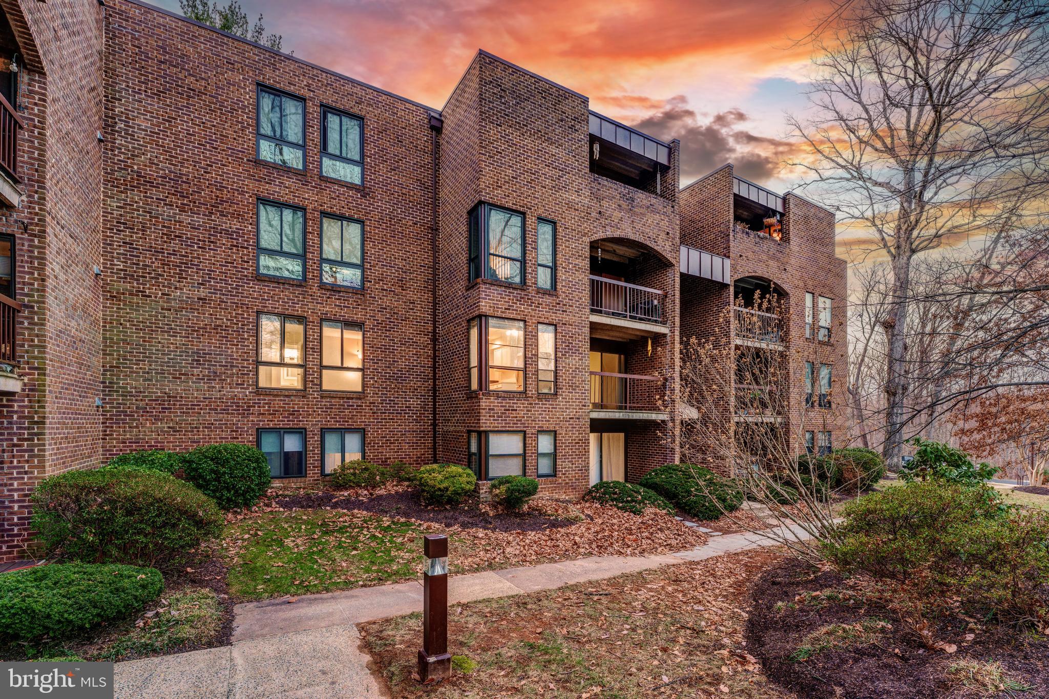 11252 Chestnut Grove Square Reston, VA 20190 - Photo 3 of 31