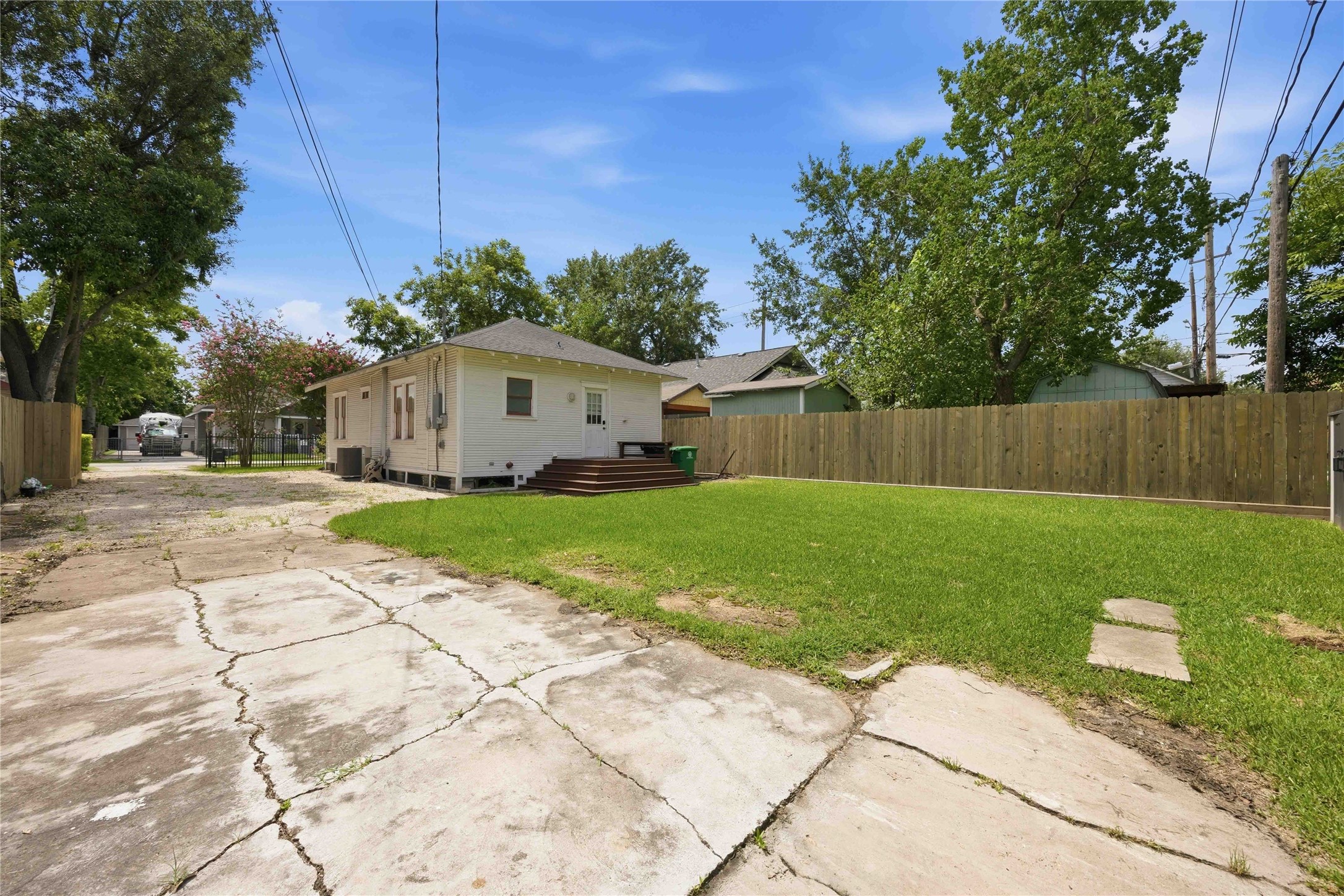 208 Archer Street Houston, TX 77009 - Photo 26 of 26 Close to neighborhood favorites like Carino Coffee, Cantina Barba, Starduster Lounge, Jane & the Lion Coffee, and Kaboom Books. Easy Downtown commute too! Zoned to Travis Elementary. Come take a look!