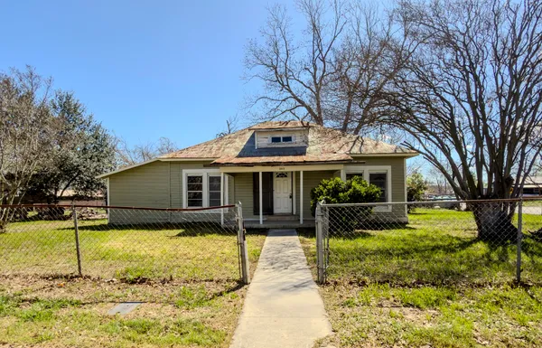 $155,000 | 302 East Crockett Street, Luling, TX 78648