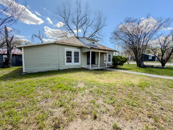 a view of a house with a yard
