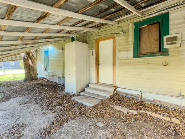 a view of a house with a backyard