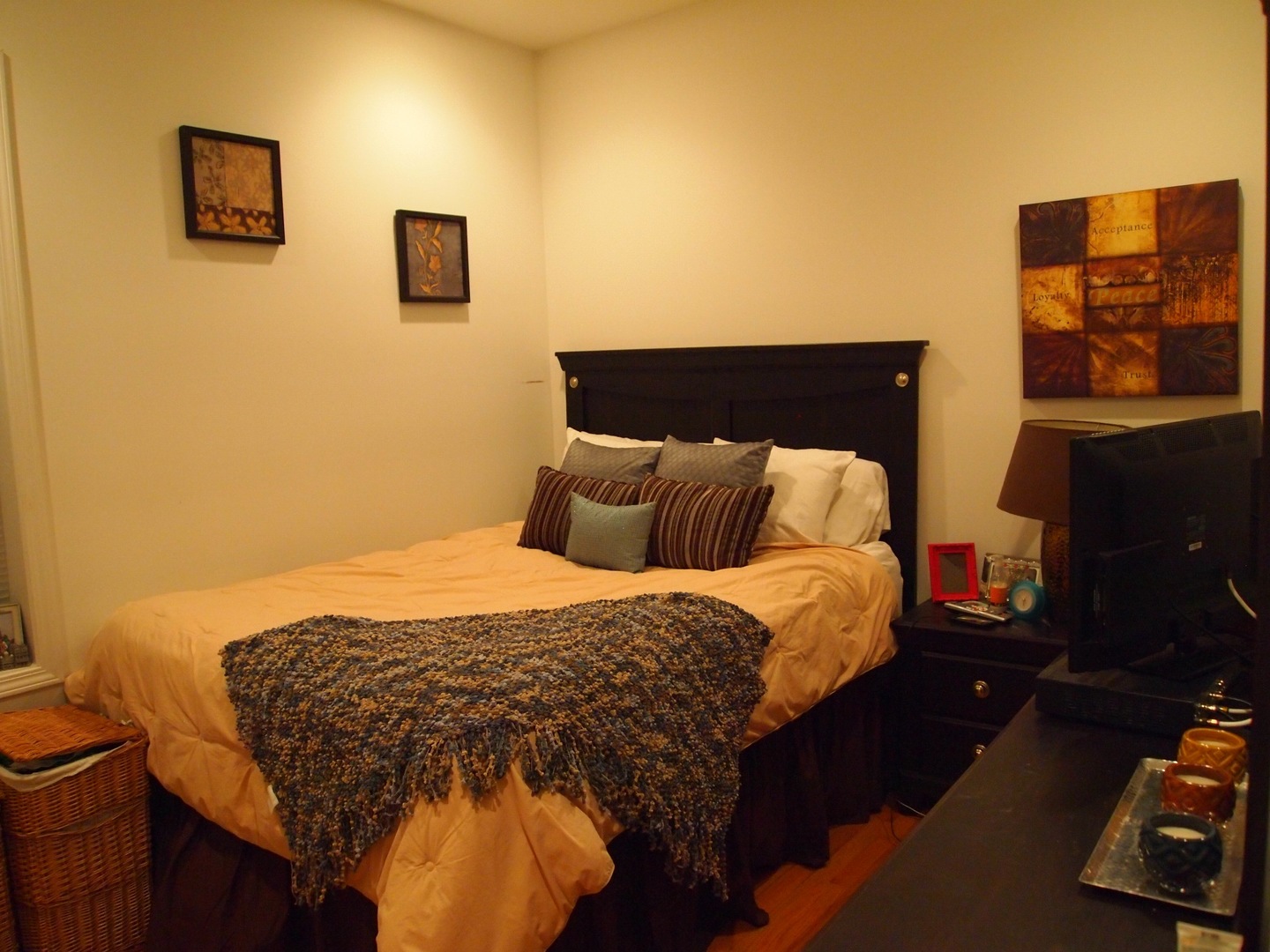 1330 West Roscoe Street, Unit 2 Chicago, IL 60657 - Photo 8 of 11 a bed sitting in a bedroom next to a lamp