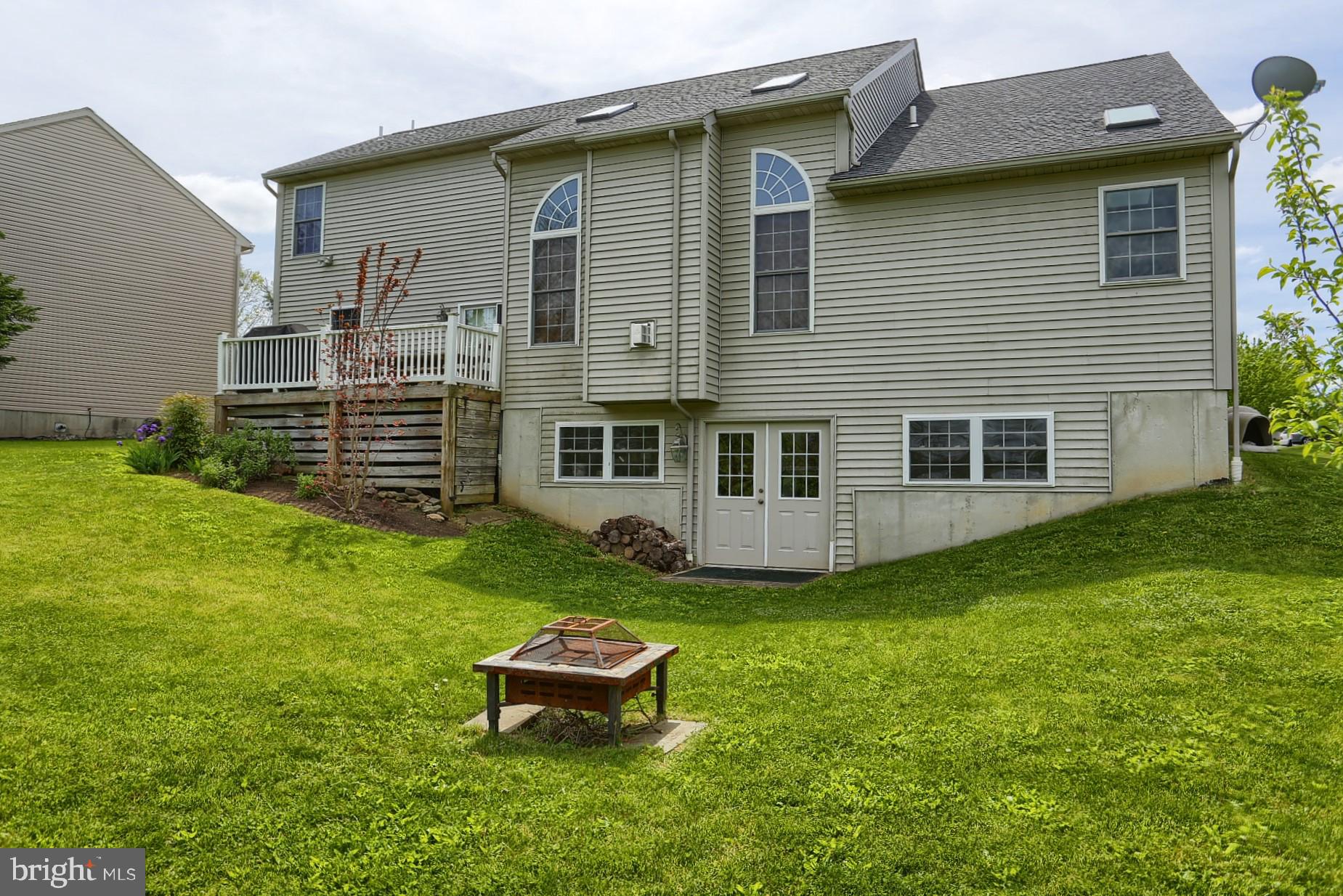 23 Pacific Avenue Reading, PA 19608 - Photo 34 of 38 a backyard of a house with table and chairs