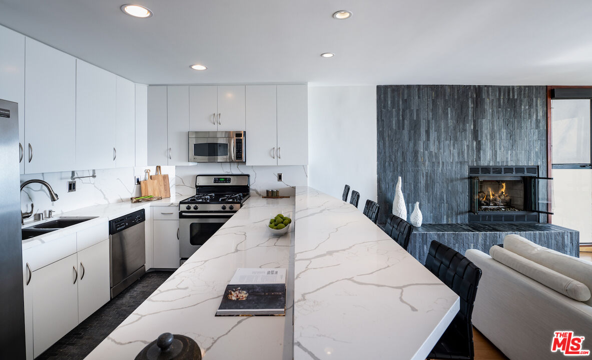 6 Fleet Street, Unit 304 Marina del Rey, CA 90292 - Photo 3 of 30