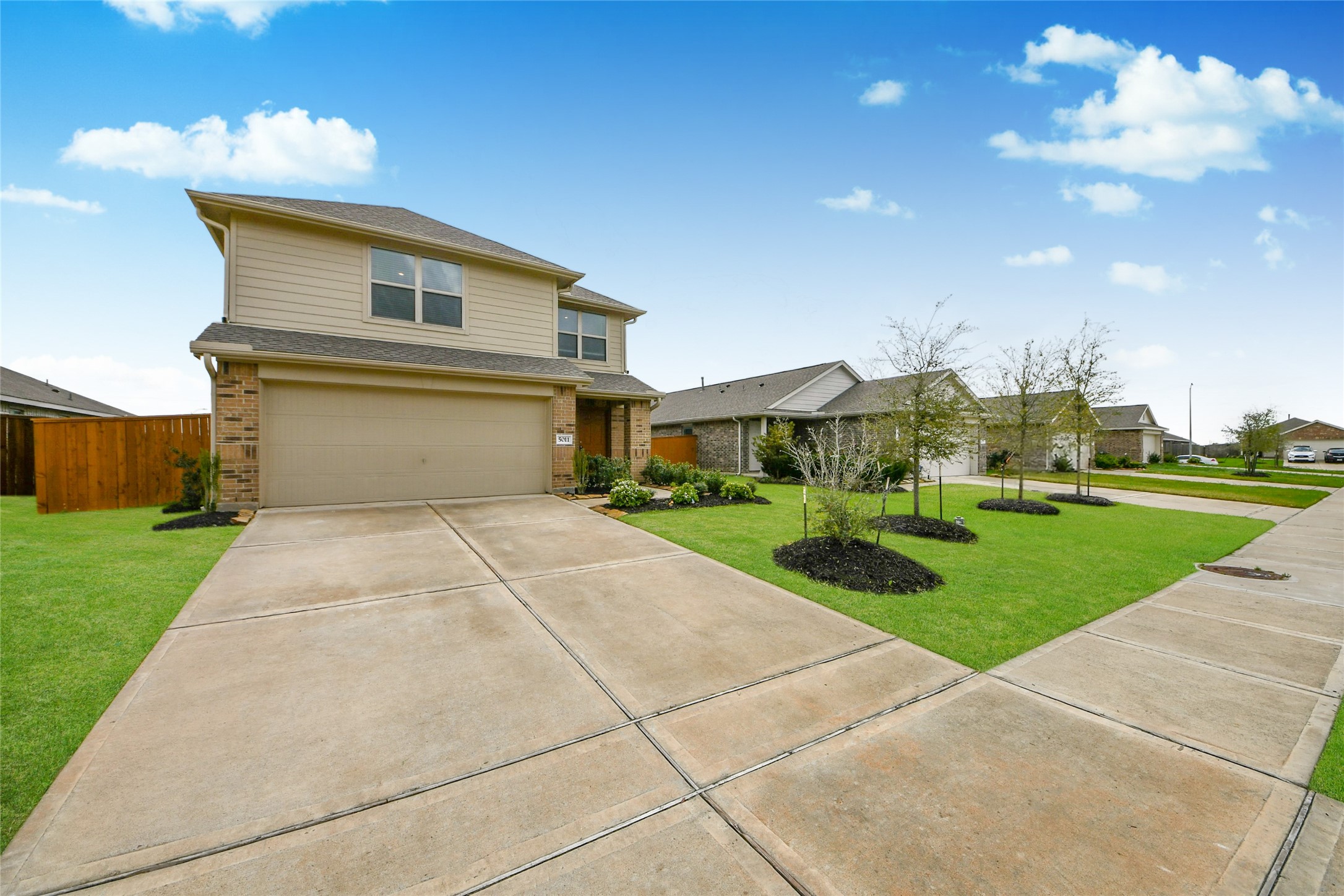 5011 Stratton Lane Rosharon, TX 77583 - Photo 3 of 38 Spacious driveway with convenient access to the garage and main entrance