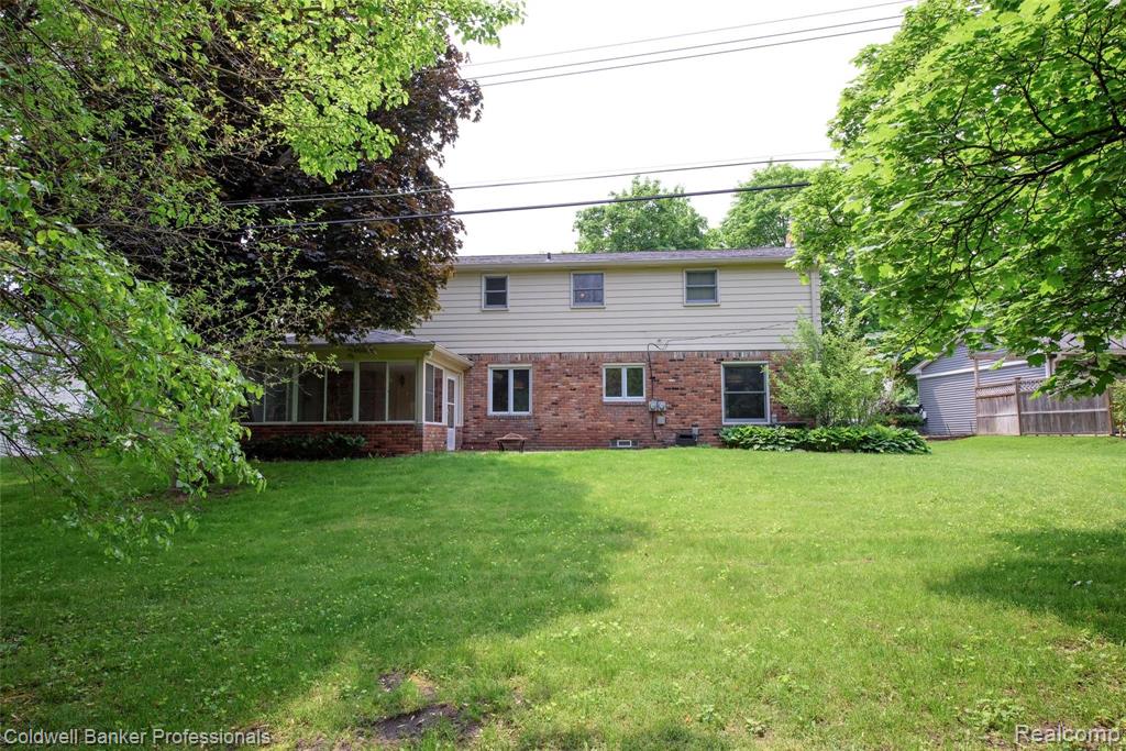29870 Fox Grove Road Farmington, MI 48334 - Photo 2 of 35