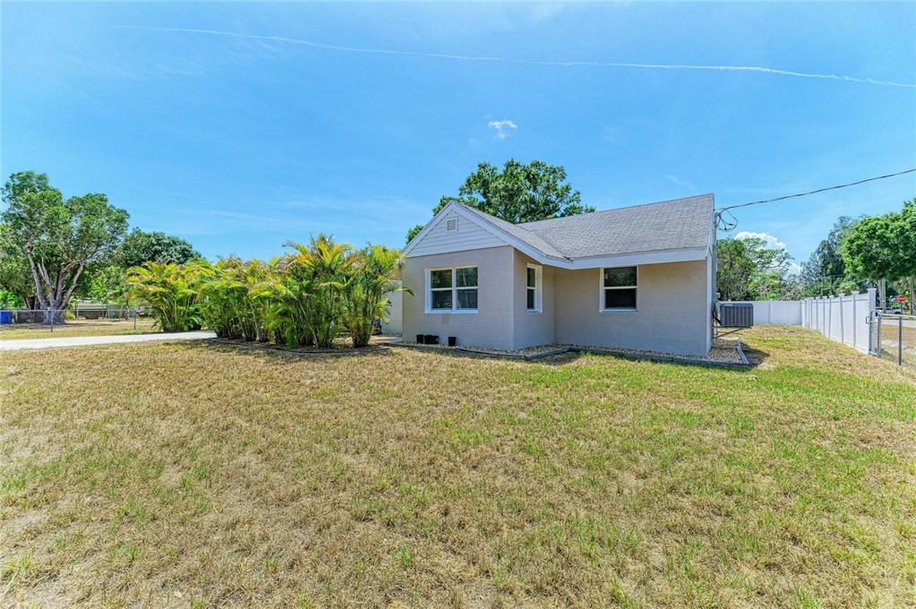 901 Oak Street Southwest Ruskin, FL 33570 - Photo 6 of 63