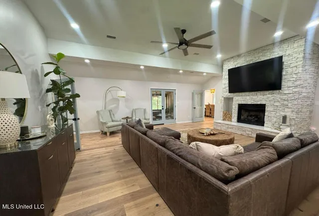 $645,000 | 5520 Jordan Drive, Horn Lake, MS 38637